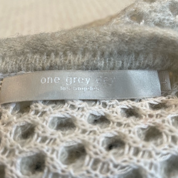 Luxurious One Grey Day V-back Sweater - Picture 4 of 7